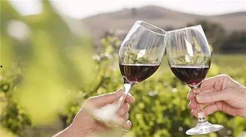 外国喝国产红酒视频,外国朋友品鉴国产红酒的奇妙体验